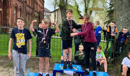 Szkolny Bieg Patriotyczny z okazji 3 Maja przy Szkole Podstawowej nr 1 im. Adama Mickiewicza w Połczynie-Zdroju