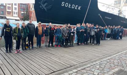 Uczniowie Szkoły Podstawowej nr 1 im. Adama Mickiewicza w Połczynie-Zdroju podczas wycieczki do Gdańska