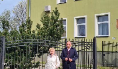 Prezes PZERiI Halina Bogdańska podczas odbioru prac z Burmistrzem Sebastianem Witkiem