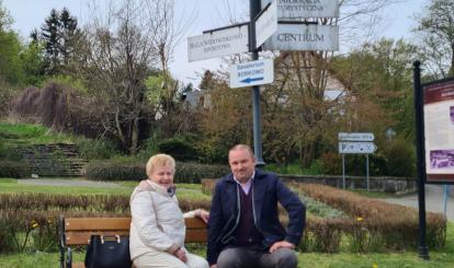 Prezes PZERiI Halina Bogdańska podczas odbioru prac z Burmistrzem Sebastianem Witkiem