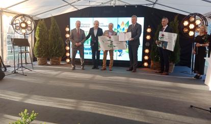 Sołtys Zajączkowa odbiera nagrodę za inicjatywę na przystani rowerowej