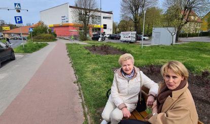 Prezes PZERiI Halina Bogdańska podczas odbioru prac z Wiceburmistrz Emilią Mazur