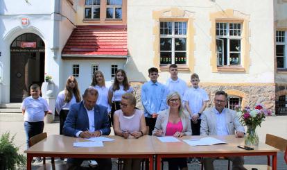 Burmistrz podpisuje umowę