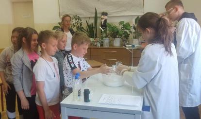 Dzień Chemika w Szkole Podstawowej nr 1 im. Adama Mickiewicza w Połczynie-Zdroju 