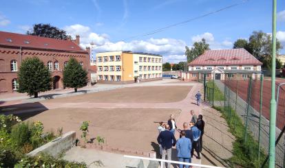 Widok na zrewitalizowany niedawno teren Szkoły Podstawowej nr 1