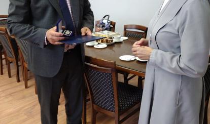 Burmistrz Połczyna-Zdroju Sebastian Witek wręcza podziękowania Siostrze Marioli Oleszczyk