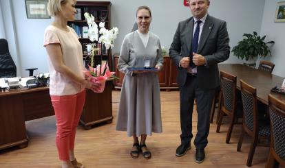 Burmistrz Połczyna-Zdroju Sebastian Witek, Z-ca Burmistrza Emilia Mazur wręczają upominki Siostrze Marioli Oleszczyk