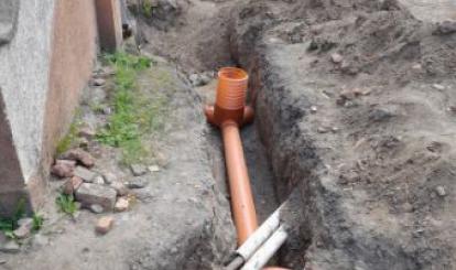 Roboty przygotowawcze na terenie wokół Szkoły Podstawowej nr 1
