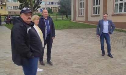 Burmistrz podczas odbioru prac