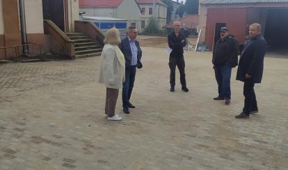 Burmistrz podczas odbioru prac