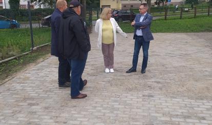 Burmistrz podczas odbioru prac