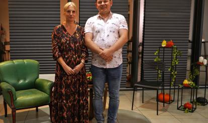 Pamiątkowe zdjęcie z pisarką Dyrektora CK Krzysztofa Szewczuka Fot. Kamila Kijo