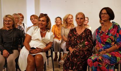 Pamiątkowe zdjęcie pisarki z fankami jej twórczości. Fot. Krzysztof Szewczuk