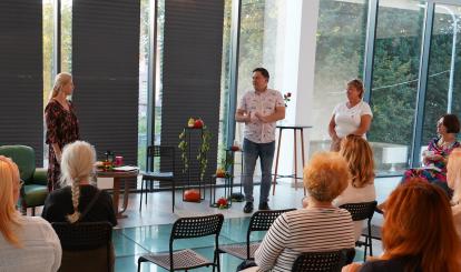 Dyrektor CK - Krzysztof Szewczuk przywitał pisarkę w Połczynie-Zdroju. Fot. Kamila Kijo