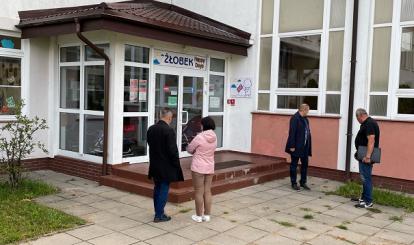 Burmistrz Sebastian Witek odebrał roboty budowlane w zakresie wymiany pokrycia dachowego nad dwoma wejściami do budynku Zespołu Szkolno-Przedszkolnego z Oddziałami Integracyjnymi w Połczynie-Zdroju