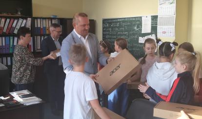 Moment przekazania laptopów uczniom