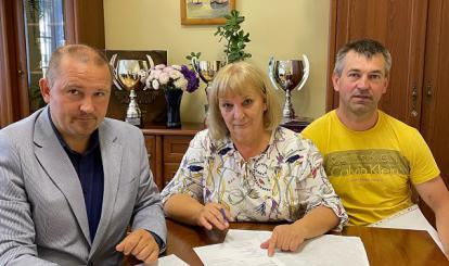 Podpisywanie dokumentów odbiorowych w obecności Burmistrza, Dyrektora Szkoły i wykonawcy