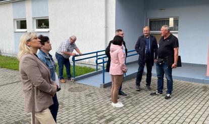 Burmistrz Sebastian Witek odebrał roboty budowlane w zakresie wymiany pokrycia dachowego nad dwoma wejściami do budynku Zespołu Szkolno-Przedszkolnego z Oddziałami Integracyjnymi w Połczynie-Zdroju