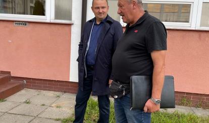 Burmistrz Sebastian Witek odebrał roboty budowlane w zakresie wymiany pokrycia dachowego nad dwoma wejściami do budynku Zespołu Szkolno-Przedszkolnego z Oddziałami Integracyjnymi w Połczynie-Zdroju