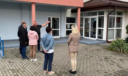 Burmistrz Sebastian Witek odebrał roboty budowlane w zakresie wymiany pokrycia dachowego nad dwoma wejściami do budynku Zespołu Szkolno-Przedszkolnego z Oddziałami Integracyjnymi w Połczynie-Zdroju