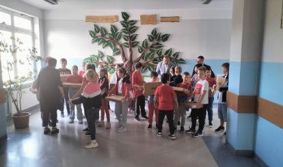 Przekazanie czwartoklasistom ze szkół podstawowych na terenie gminy laptopów