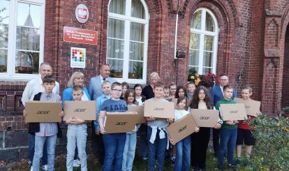 Przekazanie czwartoklasistom ze szkół podstawowych na terenie gminy laptopów