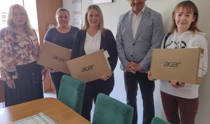 Przekazanie czwartoklasistom ze szkół podstawowych na terenie gminy laptopów