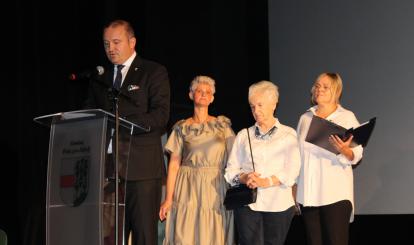 Burmistrz Połczyna-Zdroju Sebastian Witek wraz z Barbarą Paciorkiewicz, Bożeną Łukomską oraz Ewą Wesołowską witają przybyłych gości