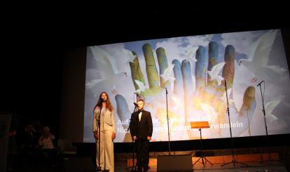 Dwoje uczniów ze Szkoły Podstawowej Nr 2 recytuje wiersz Edwarda Stachury „Pieśń na wyjście”