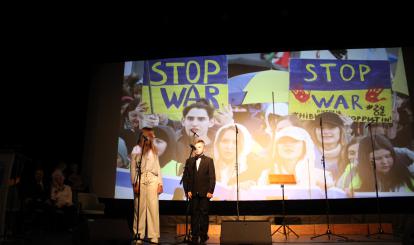 Dwoje uczniów ze Szkoły Podstawowej Nr 2 recytuje wiersz Edwarda Stachury „Pieśń na wyjście”