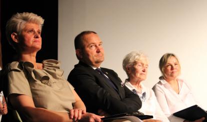 Burmistrz Połczyna-Zdroju Sebastian Witek wraz z Barbarą Paciorkiewicz, Bożeną Łukomską oraz Ewą Wesołowską