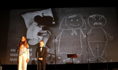 Dwoje uczniów ze Szkoły Podstawowej Nr 2 recytuje wiersz Edwarda Stachury ,,Confiteor” 