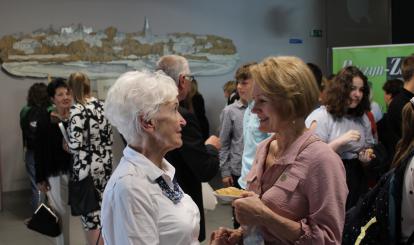 Barbara Paciorkiewicz w holu Kina Goplana podczas otwarcia wystawy promującej książkę ,,Z kart historii polskich janczarów XX wieku''