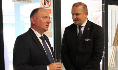 Burmistrz Połczyna-Zdroju Sebastian Witek wraz dr Ireneuszem Maj