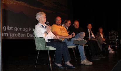 Spotkanie młodzieży szkolnej i obecnych gości z bohaterami tragicznych wydarzeń: Barbarą Paciorkiewicz, Alodią Witaszek, Michaelem Sturmem i innymi- dyskusja