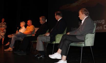 Spotkanie młodzieży szkolnej i obecnych gości z bohaterami tragicznych wydarzeń: Barbarą Paciorkiewicz, Alodią Witaszek, Michaelem Sturmem i innymi- dyskusja