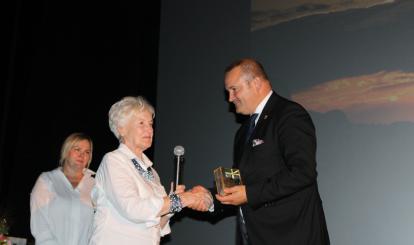 Barbara Paciorkiewicz wręcza Burmistrzowi Połczyna-Zdroju Sebastianowi Witkowi pamiątkowy medal