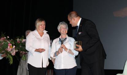 Barbara Paciorkiewicz wręcza Burmistrzowi Połczyna-Zdroju Sebastianowi Witkowi pamiątkowy medal