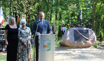 Burmistrz Połczyna-Zdroju wraz z Bożeną Łukomską i Barbarą Paciorkiewicz witają przybyłych gości