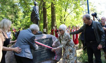 Odsłonięcie pomnika przez bohaterów