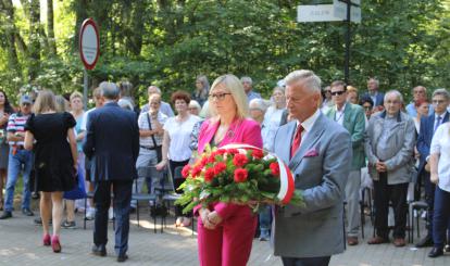 Złożenie kwiatów pod pomnikiem przez Wicemarszałków Woj. Zachodniopomorskiego 