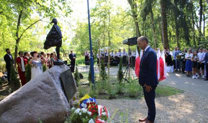 Złożenie kwiatów pod pomnikiem przez Wicekuratora Oświaty Bogusława Ogorzałka