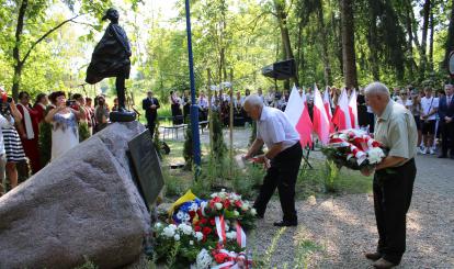 Złożenie kwiatów pod pomnikiem przez delegacje