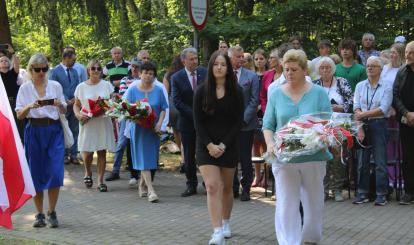 Złożenie kwiatów pod pomnikiem przez delegacje