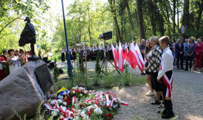Złożenie kwiatów pod pomnikiem przez delegacje
