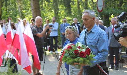 Złożenie kwiatów pod pomnikiem przez delegacje