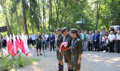 Złożenie kwiatów pod pomnikiem przez delegacje