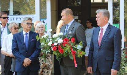 Złożenie kwiatów pod tablicą pamiątkową w Borkowie