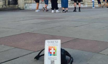 Wklejka z logo Szwajcarii Połczyńskiej na rynku w Krakowie