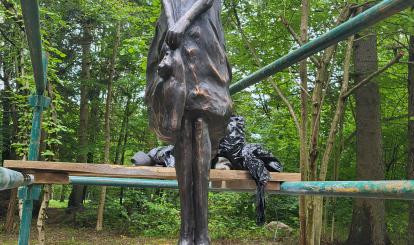 Montaż ,,Pomnika Pamięci Dzieci- ofiar germanizacji w latach 1939-1945'' przez Garstka Studio S.C.